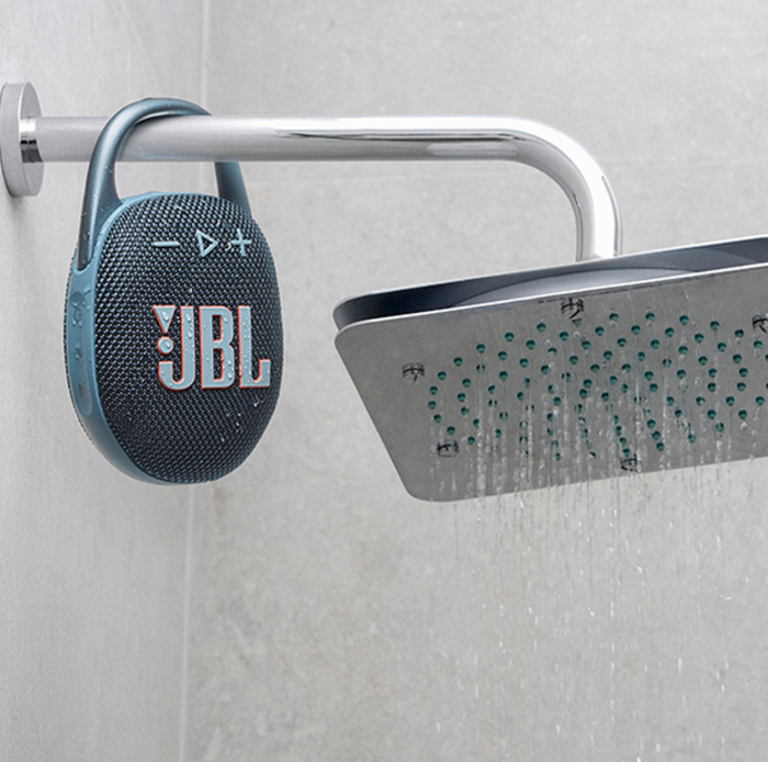 JBL_Clip_5_Lifestyle_02_904x560px
