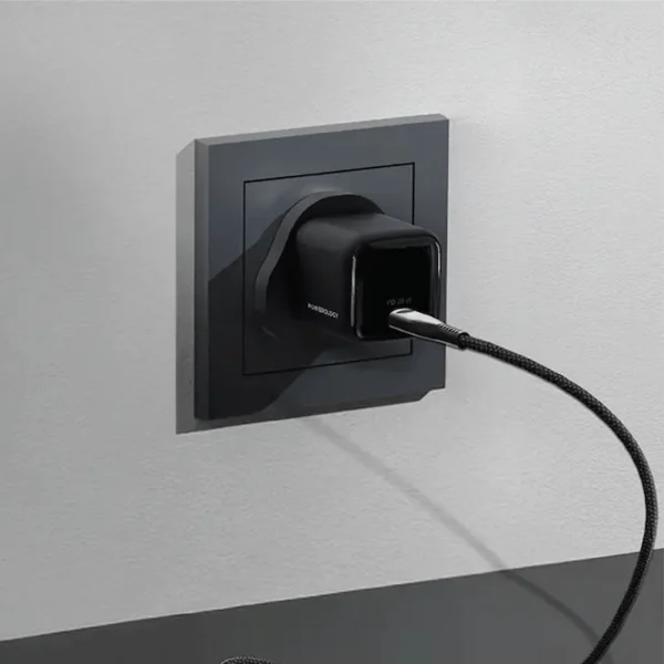 شاحن حائط صغير من باورولوجي فولت-إكس بقوة 25 واط